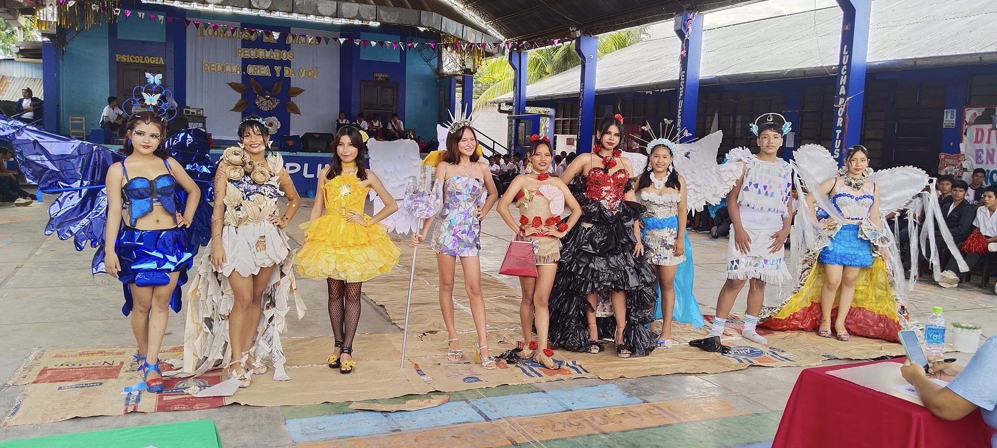 Concurso de Trajes Reciclados